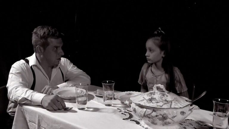 la niña que miraba los trenes partir pelicula