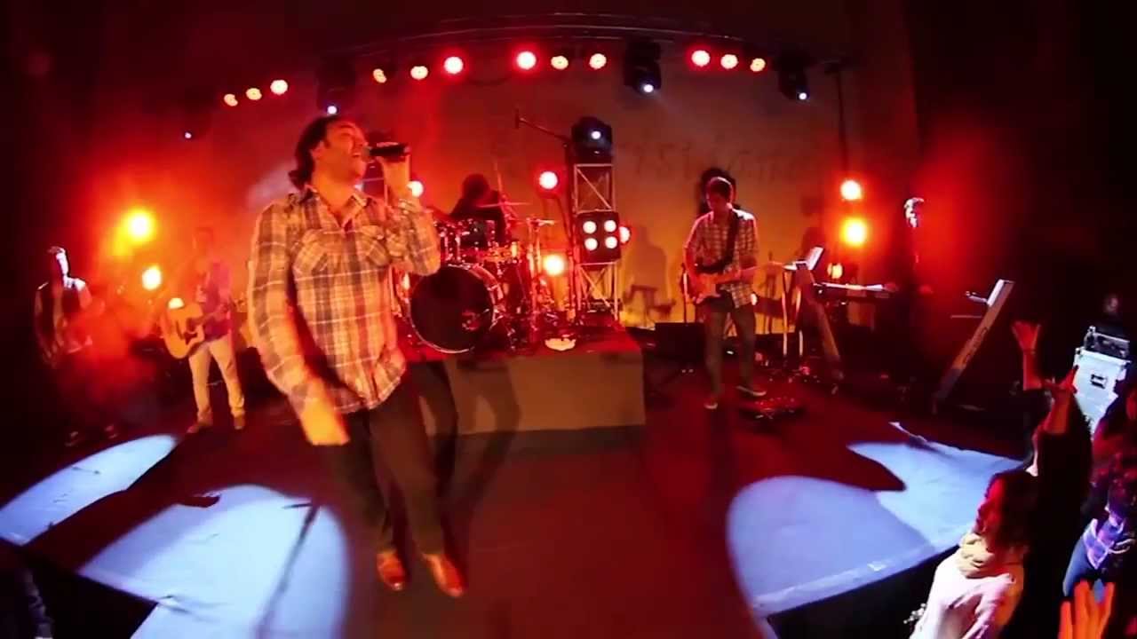 los pies en la tierra la mirada en el cielo