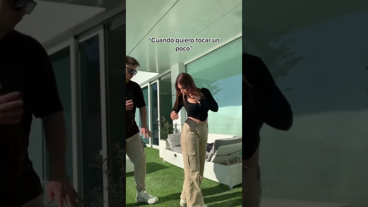 mujer se deja tocar sus partes en una caja