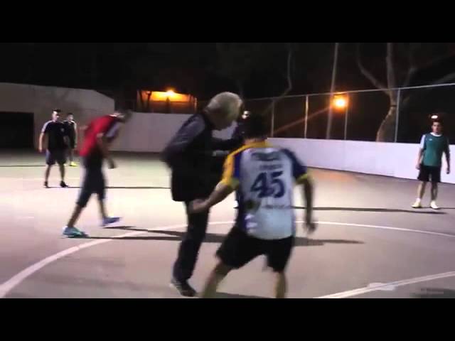 nunca subestimes a un abuelo en un partido de futbol