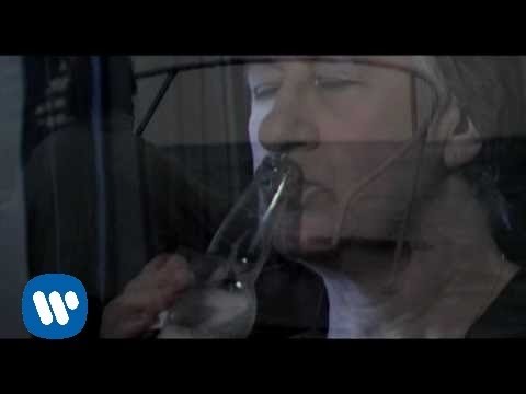 parado frente al mar mientras el mundo gira