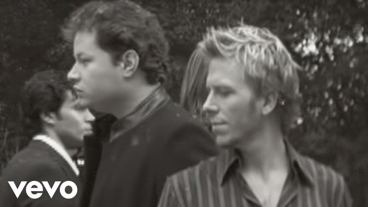 quedate un segundo aqui no mires hacia mi